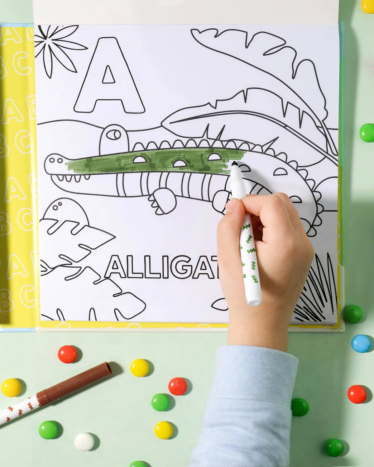 ALPHABET SAFARI COLOURING KIT